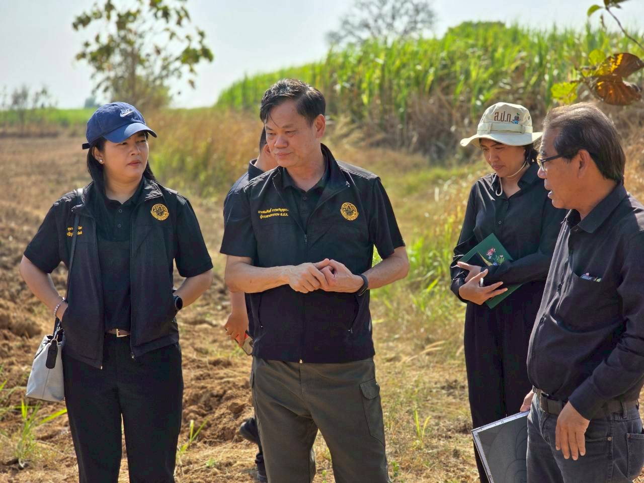 title - ส.ป.ก.เพชรบุรี ร่วมลงพื้นที่โครงการแก้ไขปัญหาที่ดินทำกินเกษตรกรสภาประชาชน 4 ภาค เพื่อติดตามความก้าวหน้าการดำเนินงานด้านการพัฒนาแหล่งน้ำในเขตปฏิรูปที่ดิน (สระ9)